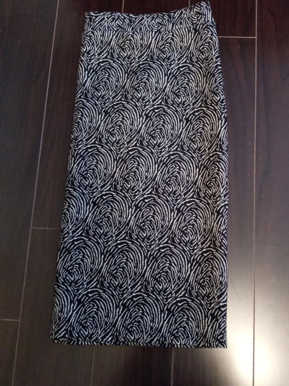 LYSESPENARD SKIRT NEW/NO TAGS WHITE SWIRLS ON BLACK BACKGROUND. SIZE XL